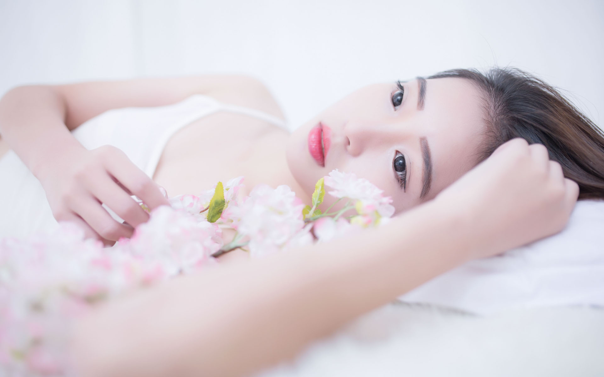 重庆高温天气持续 大熊猫洗冰水浴防暑降温